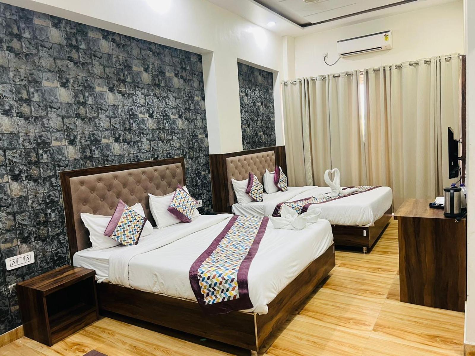 Hotel S V Grand Varanasi Exteriör bild